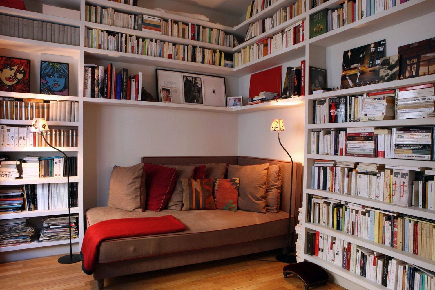 7 Must-Have Items For A Cozy Home Library