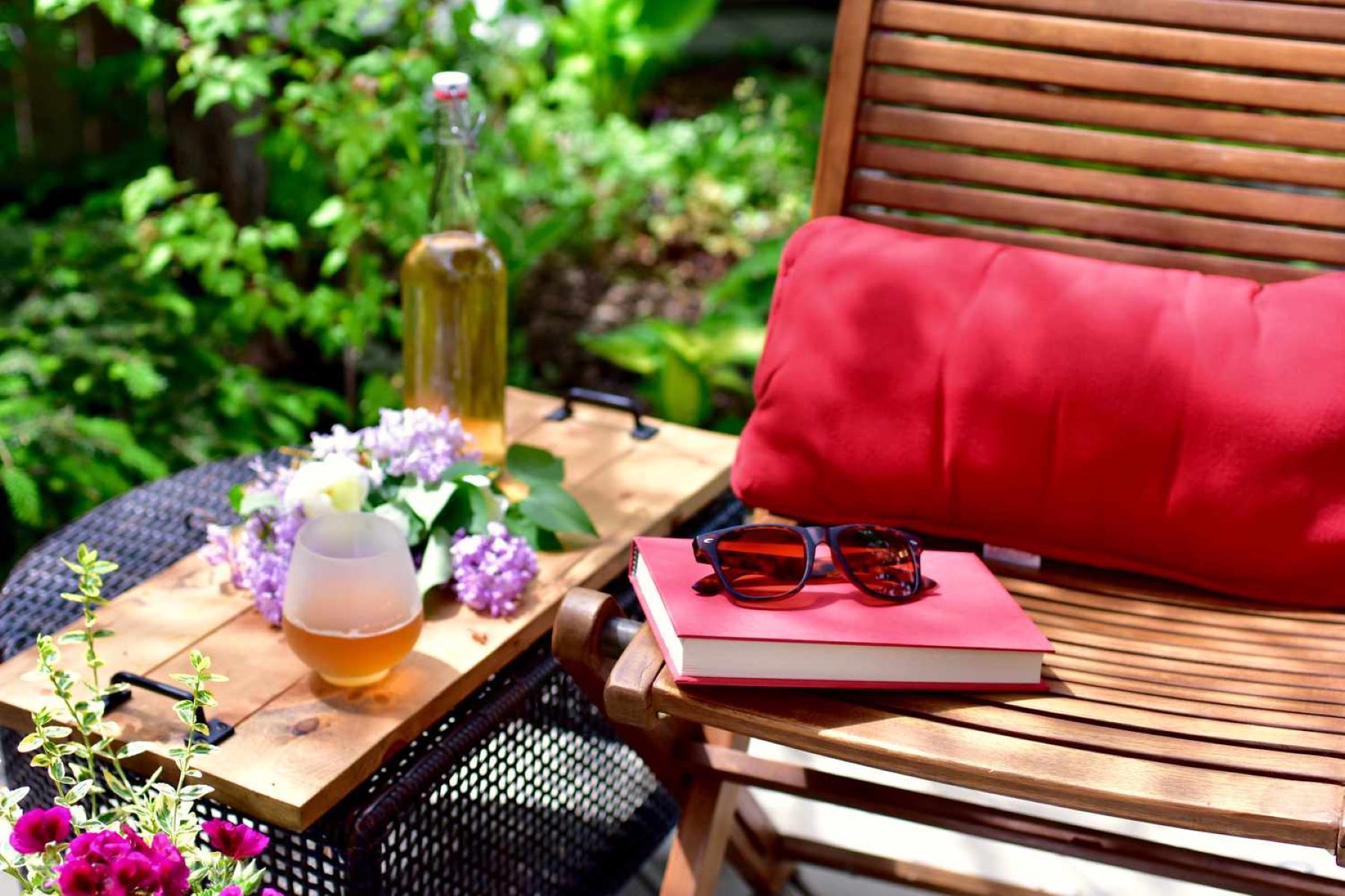 Building A Relaxing Outdoor Reading Nook With Vintage Style