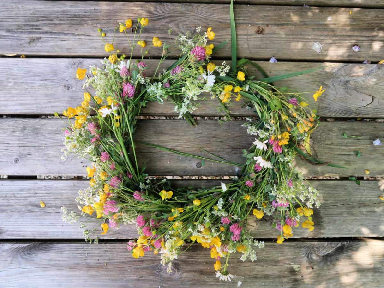 DIY Wreaths From Foraged Flowers And Foliage