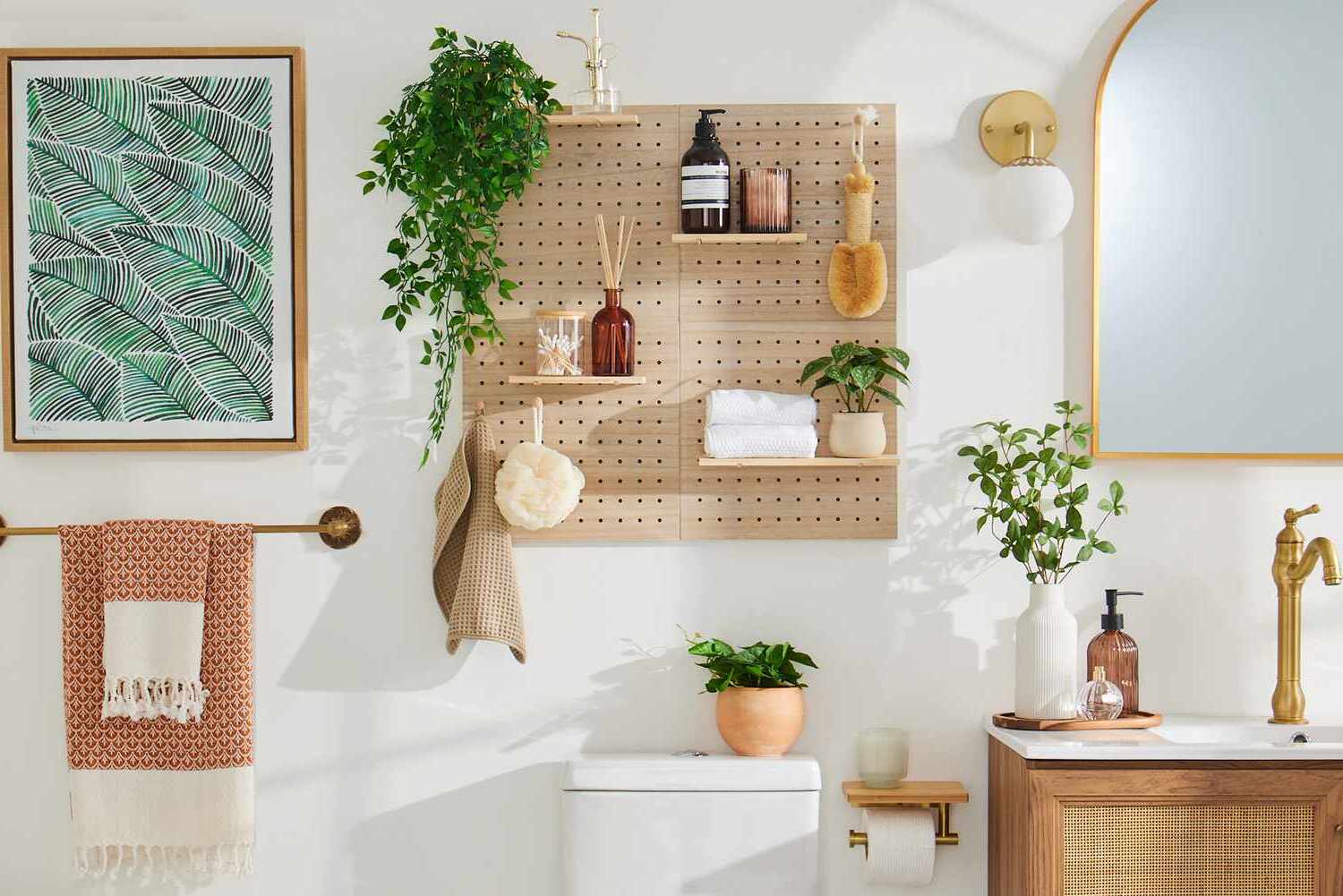 How To Organize A Small Bathroom With Style