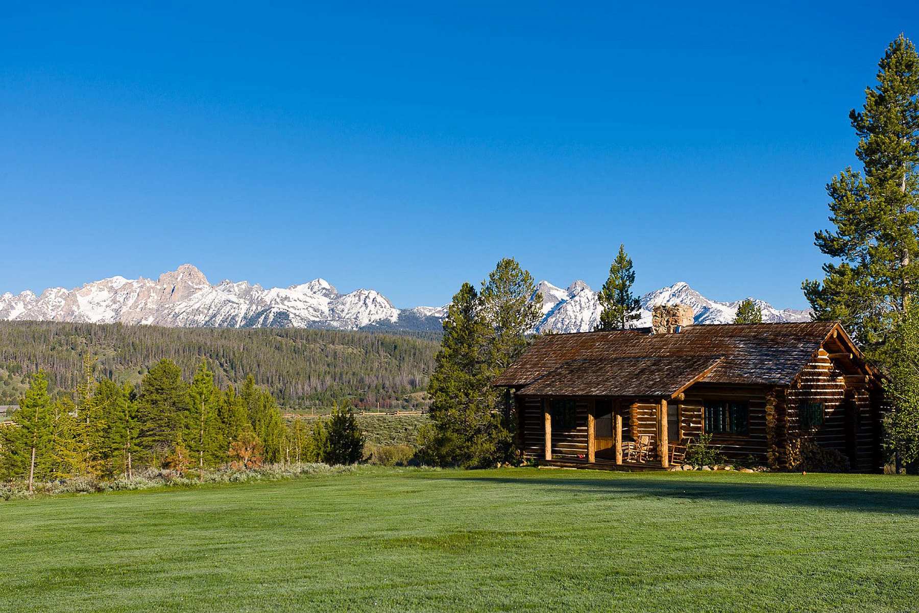 Tour An Idaho Mountain Cabin Filled With Rustic Charm